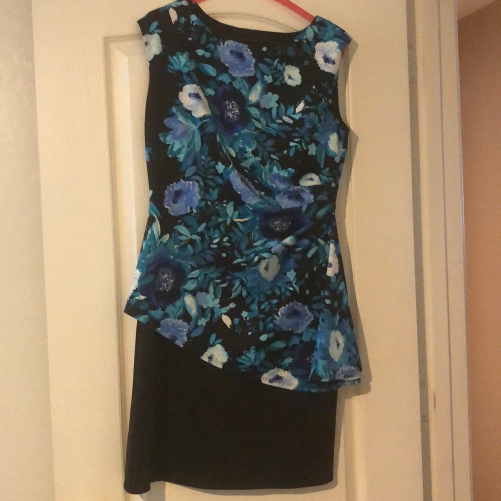 Bright, fun dressy mini that is super comfortable and flatters figure